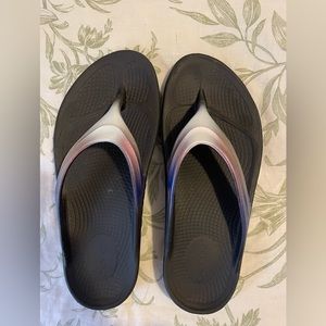 Oofos recovery flip flops. Barely worn